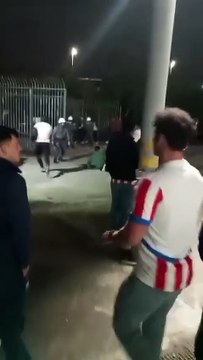 Hinchas paraguayos reprimidos por la Policía brasileña en las afueras del Neo Química Arena en la ciudad de São Paulo.