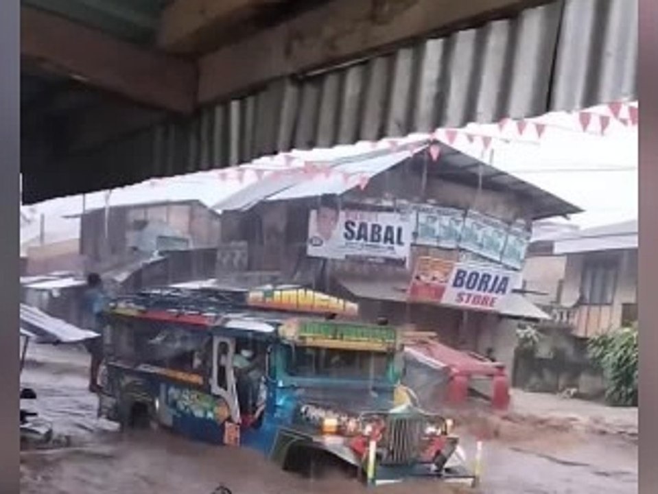 Sturmwarnung auf den philippinen: bus von fluten weggeschwemmt
