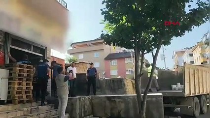 Depodan tonlarca tarihi geçmiş gıda fışkırdı!