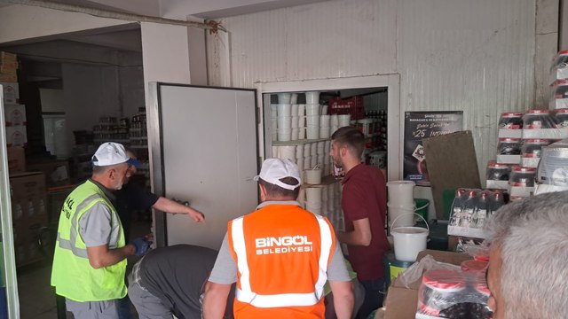 Ekipleri engellemeye çalıştılar; etiketsiz ve tarihi geçmiş 1,8 ton yoğurt ve peynir ele geçirildi