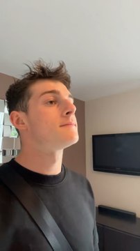 spider Cochon, Spider Cochon,Il peut marcher au plafond.Est-ce qu’il peut faire une toile ?Biensûr que non, c’est un cochon.Prends garde ! Spider Cochon est là.