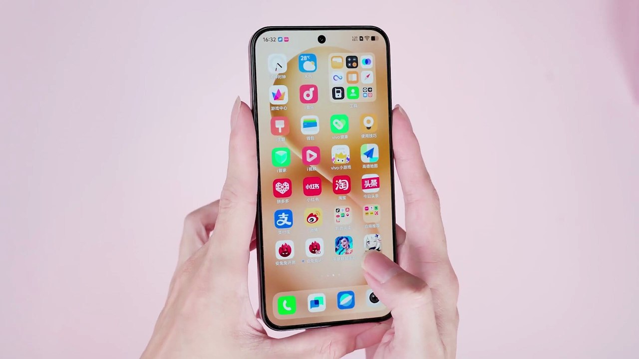 vivo S30 Pro mini Hello Kitty Edition Unboxed 😱 | Hand's-On Review | Media Tech | BIG TECH SPOTLIGHT