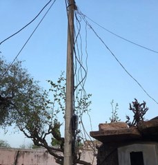 सर्विस लाइन में कट...तारों पर आंकुड़े डालकर व मीटर से बाइपास बिजली की चोरी