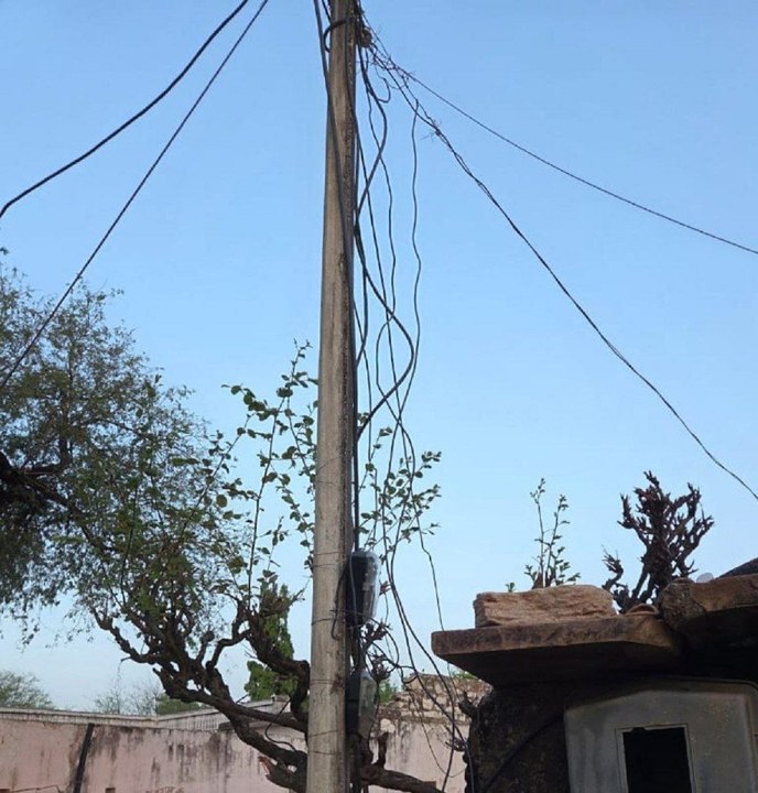सर्विस लाइन में कट...तारों पर आंकुड़े डालकर व म...