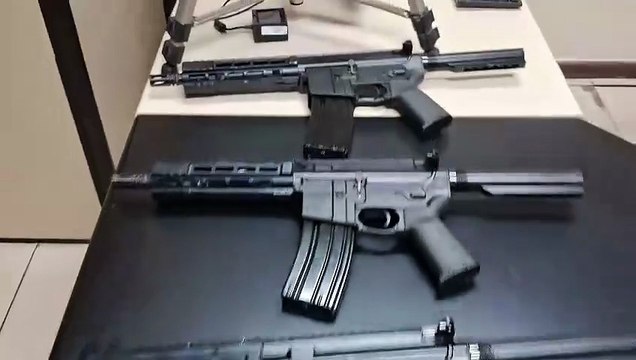 Assista ao momento em que quatro fuzis norte-americanos são apreendidos am ação policial