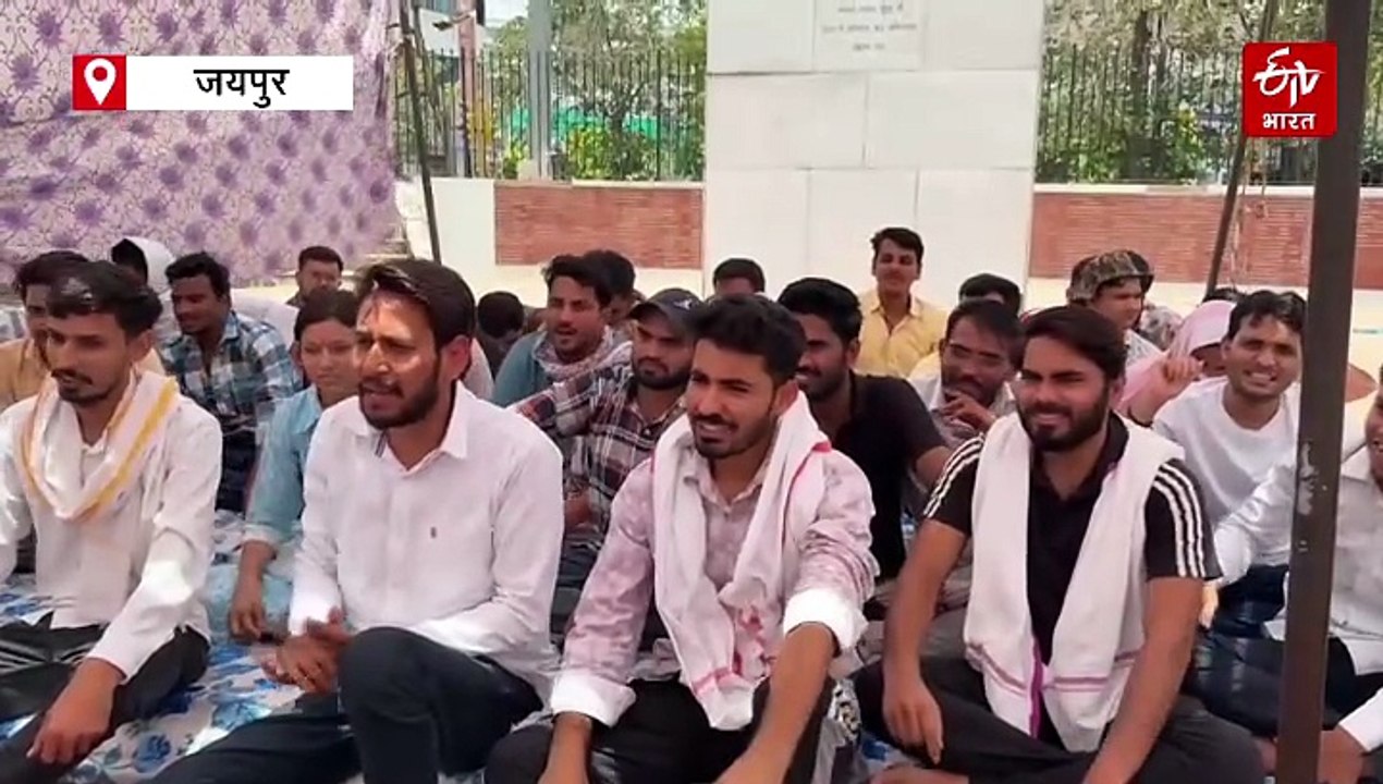 युवाओं ने प्रदर्शन कर उठाई फर्स्ट ग्रेड शिक्षक भर्ती परीक्षा को स्थगित करने की मांग