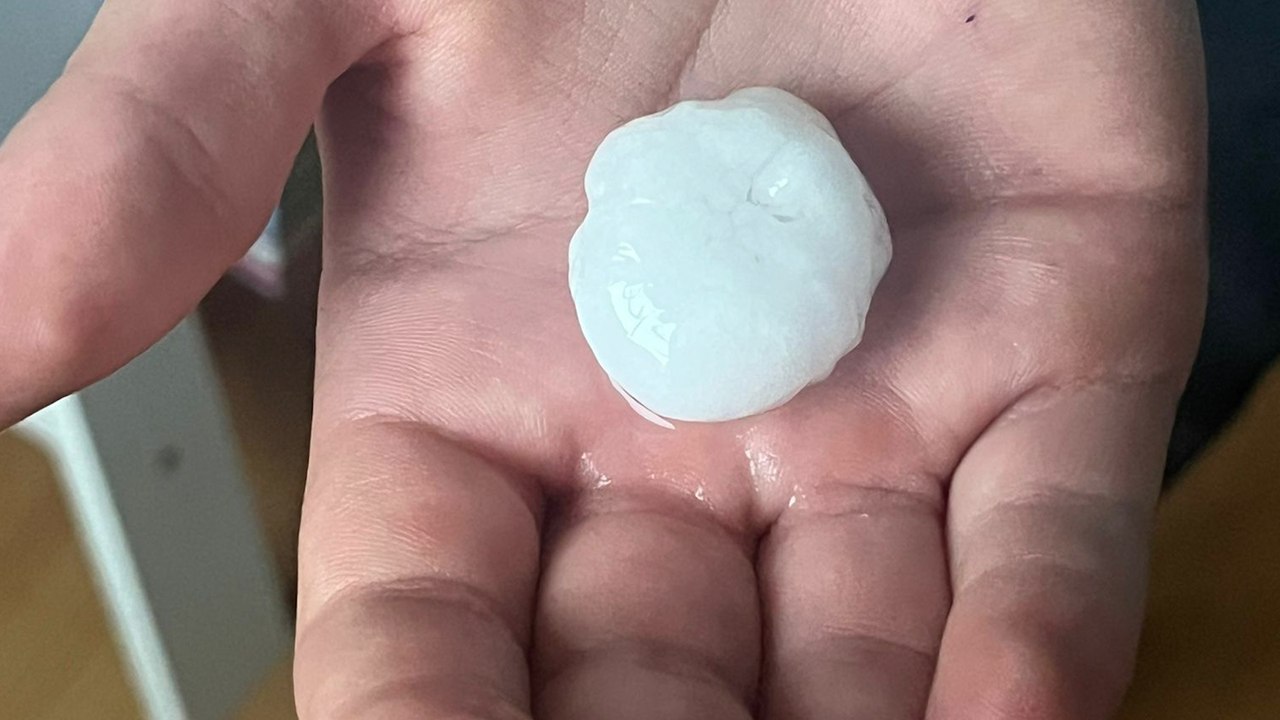 Una tormenta de granizo en pleno junio sorprende a los vecinos de Majadahonda (Madrid)
