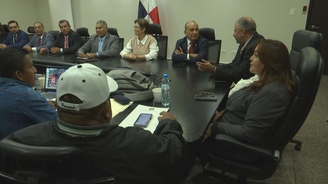 Diputados y sindicalistas bananeros retoman diálogo tras semanas de huelga en Bocas del Toro