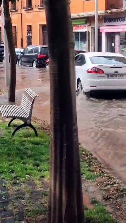 La tormenta inunda varias tiendas y portales en Somorrostro