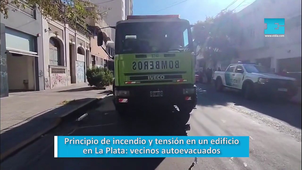 Principio de incendio y tensión en un edificio en La Plata - Vídeo ...