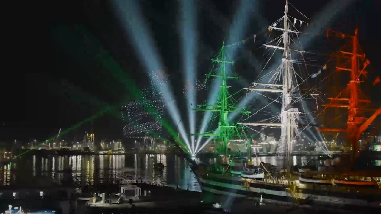 Lo show nei cieli di Genova: la coreografia di 1750 droni racconta il tour mondiale della nave scuola Amerigo Vespucci