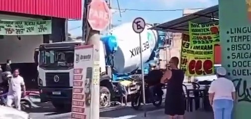 Adolescente cai de bicicleta motorizada e é atropelado por caminhão betoneira