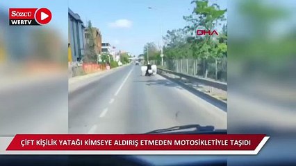 Sultanbeyli’de motosikletle yatak taşıdı