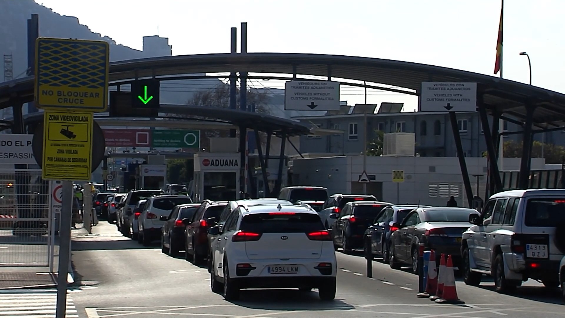 Tras m�s de cuatro a�os de negociaciones, Espa�a, Reino Unido y la Uni�n Europea han alcanzado un "acuerdo pol�tico definitivo" sobre Gibraltar, seg�n han anunciado este martes los responsables de Exteriores tras una reuni�n clave en Bruselas.

El encuentro, celebrado en la capital comunitaria, ha reunido al ministro espa�ol Jos� Manuel Albares, su hom�logo brit�nico David Lammy, el comisario europeo Maros Sefcovic y el ministro principal de Gibraltar, Fabi�n Picardo. De la reuni�n ha surgido un pacto que sienta las bases para un futuro acuerdo bilateral entre la UE y Reino Unido en relaci�n con el Pe��n.