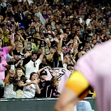 📸 MESSI DETIENE SU SALIDA DEL HOTEL PARA ATENDER A LOS AFICIONADOS DEL INTER DE MIAMI 🙌