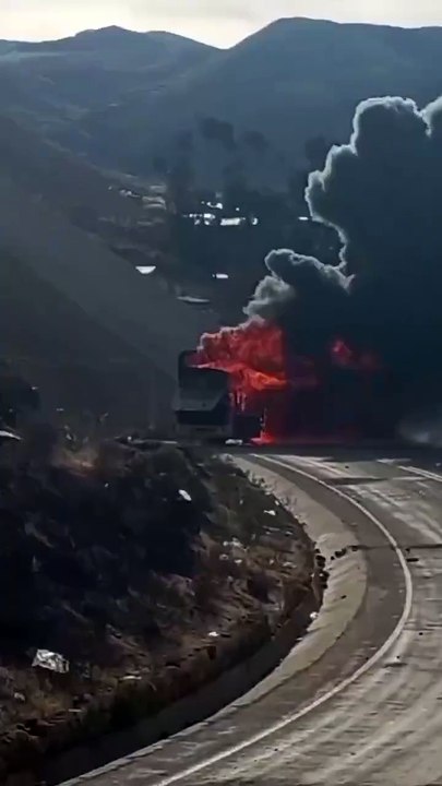 Evistas queman bus que transportaba a policías a Llallagua Grupos de bloqueadores evistas incendiaron un bus que transportaba efectivos policiales en Llallagua,