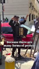 Cantan parodia de "La del moño colorado" para agentes de ICE en California