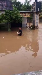 Udah digendong masih aja