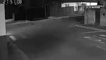 "Assombração” aparece atravessando portão de cemitério; veja vídeo