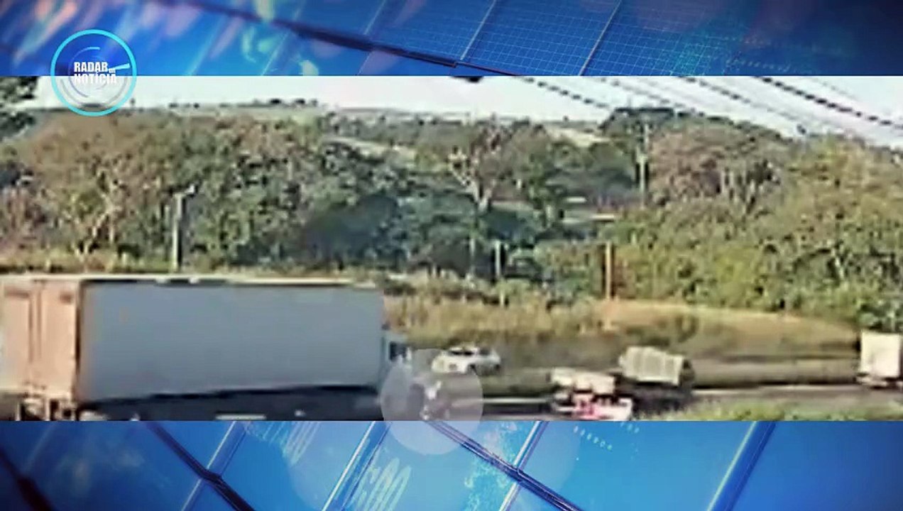 Vídeo mostra momento em que motociclista cai entre carretas e morre atropelado na BR-376
