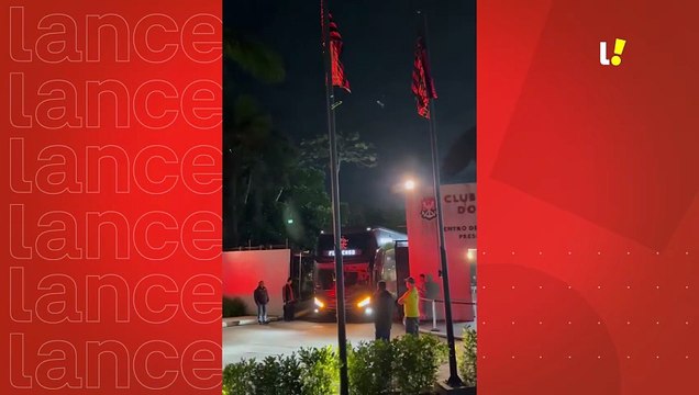 Ônibus do Flamengo deixa o CT Ninho do Urubu rumo ao Mundial de Clubes