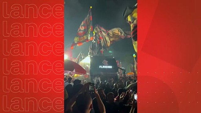 AeroFla: Ônibus do Flamengo chega para embarque ao Mundial com festa da torcida