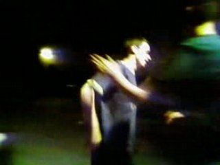 Simoné springt over een zetel