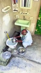 پکڑے گئے۔۔۔ گھر کا کام کاج کرتے ھوئے مرد