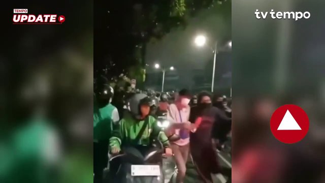 Mobil Rantis Polisi Lindas Demonstran Berjaket Ojol