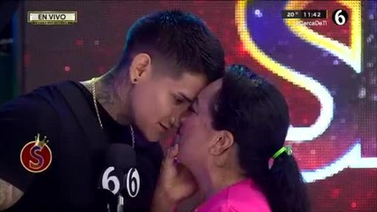 'Chucky' besa a esa señora que viene por su amor