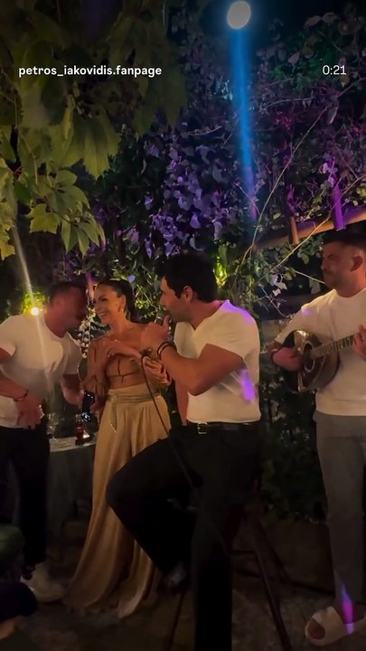 Το τραγούδι του Πέτρου Ιακωβίδη στη βάφτιση του γιου της Βούλγαρη