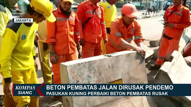 Pasukan Kuning Perbaiki Beton Pembatas Jalan yang Rusak Usai Demo Tolak Tunjangan DPR | KOMPAS SIANG