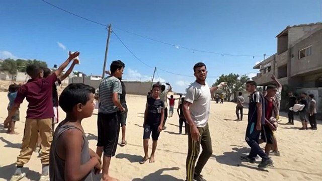 Gazzeli çocuklar yetersiz yardım nedeniyle gıda için mücadele ediyor