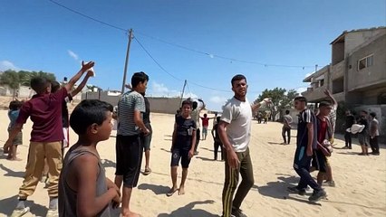 Gazzeli çocuklar yetersiz yardım nedeniyle gıda için mücadele ediyor