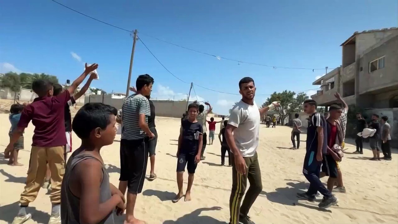 هكذا يتهافت أطفال غزة على طرودٍ تنزل من السماء قد تسدّ رمق بعضهم وقد تقتلهم أيضا
