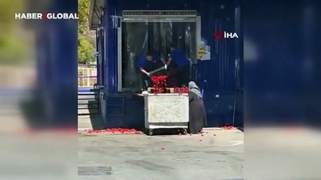 Şaşırtan anlar: Zincir markette kasalar dolusu domates çöpe döküldü