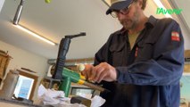Un coutelier qui crée des couteaux en bois de skateboard recyclés