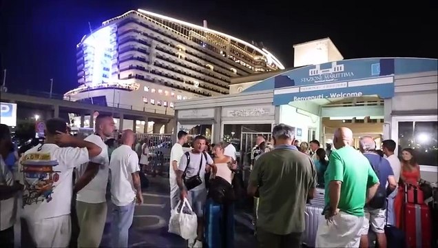 Msc, lo sbarco a Napoli dopo l'avaria: Abbiamo fatto un giorno di crociera in più
