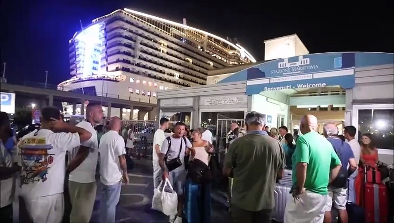 Msc, lo sbarco a Napoli dopo l'avaria: "Abbiamo fatto un giorno di crociera in più"