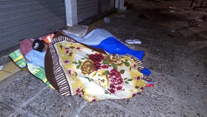 400 VO GENTE DUERME EN LAS CALLES FRIO T- 40 SEGU