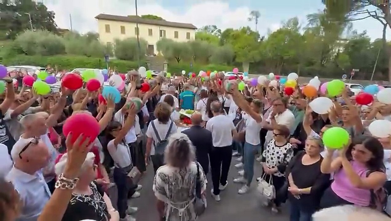 I funerali di Meri Malucchi, le lacrime e il lancio di palloncini fuori dalla chiesa