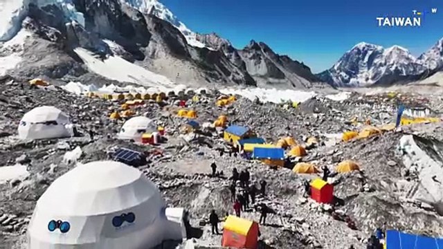 Drones Clean Mountaineers' Trash From Mount Everest