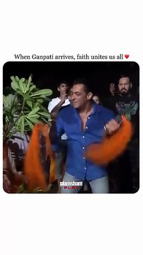 When faith is pure, boundaries fade, Salman Khan joins the Ganpati celebrations with the same devotion 🙏 #GlamSham #Bollywood #BollywoodActor #SalmanKhan #UnityInDiversity #GanpatiBappaMorya #GaneshChaturthi #FaithUnitesUsAll [ GlamSham, Bollywood, Bol
