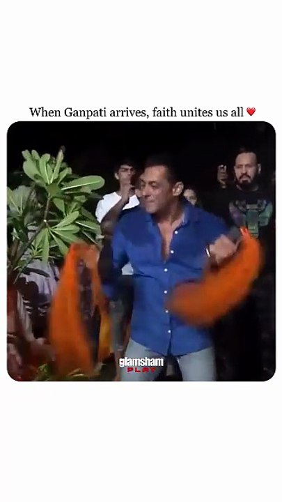 When faith is pure, boundaries fade, Salman Khan joins the Ganpati celebrations with the same devotion 🙏  #GlamSham #Bollywood #BollywoodActor #SalmanKhan #UnityInDiversity #GanpatiBappaMorya #GaneshChaturthi #FaithUnitesUsAll  [ GlamSham, Bollywood, Bol