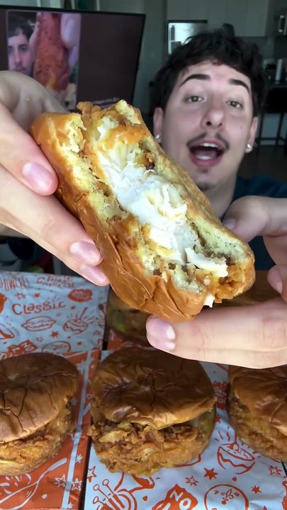Follow for more ASMR videos🌮🍟 Credits: @blakesmunchies #mukbang #asmr #fastfood #asmreating
