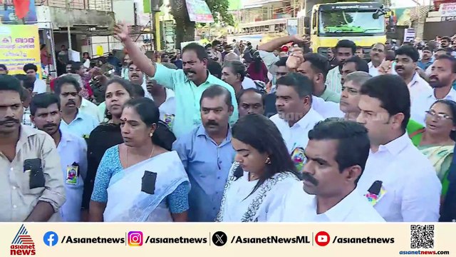 ശ്രീജ ജീവനൊടുക്കിയ സംഭവം; മൃതദേഹവുമായി ആര്യനാട് ജംഗ്ഷനിൽ കോൺഗ്രസ് പ്രതിഷേധം
