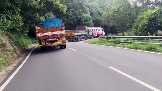 Dhimbam-Ghat-Road-Bus-vs-Lorry-Overtaking