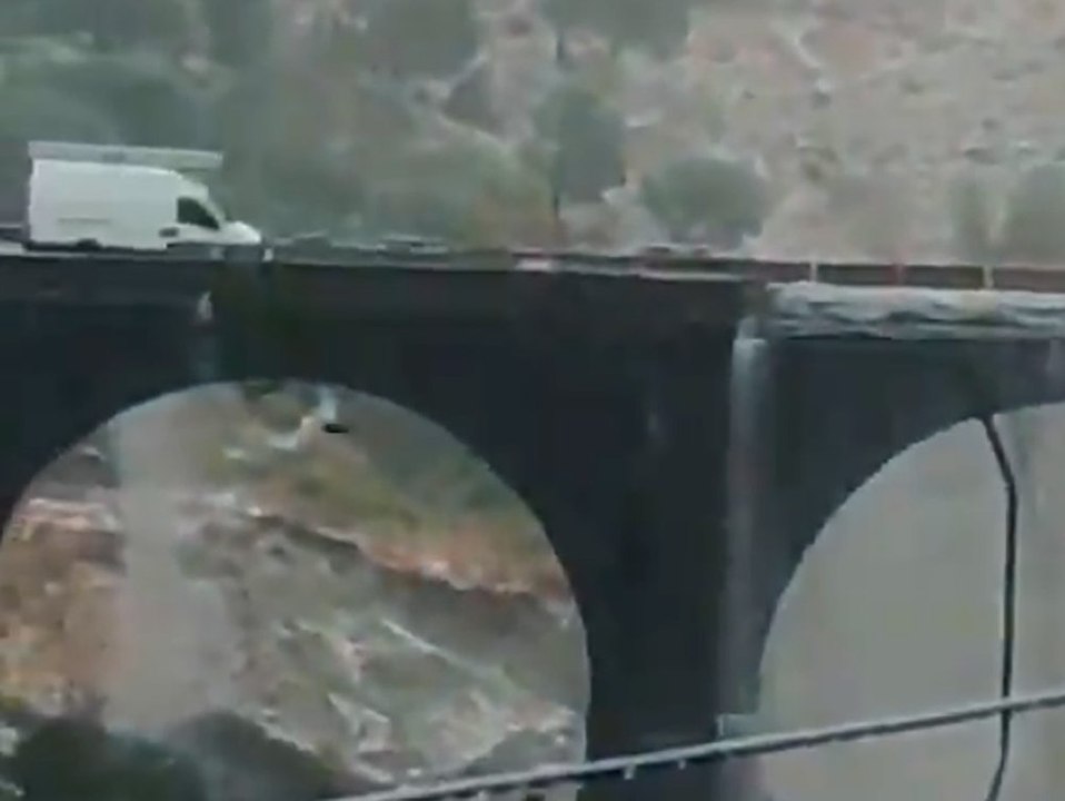 Sizilien: marode brücke bröckelt unter autos weg