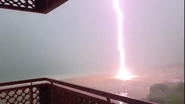Il fulmine cade in spiaggia, tra gli ombrelloni a Lignano: l'effetto è spaventoso