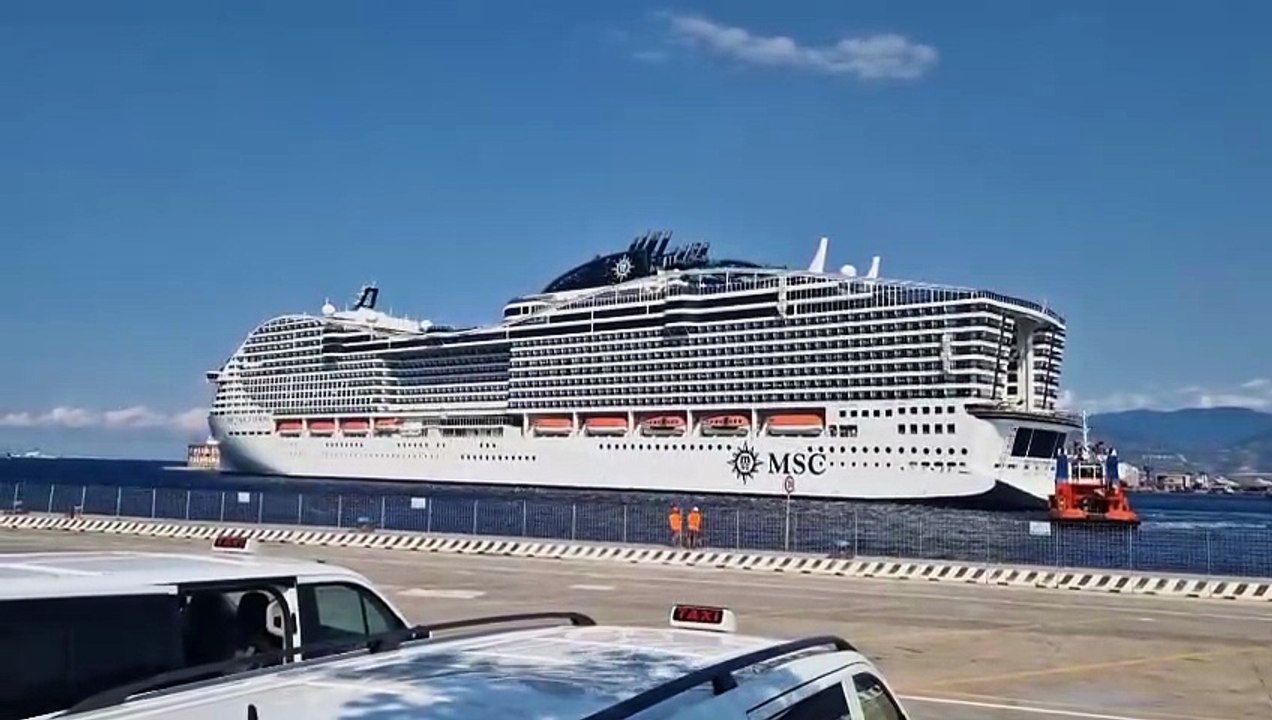 La nave di MSC approda al porto di Messina dopo l'avaria